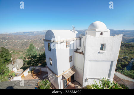 Stile moresco architettura residenziale in Comares, bianco villaggio sulla collina di montagne di Malaga, Andalusia, Spagna Foto Stock