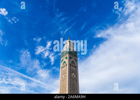 Vista della Moschea di Hassan II torre contro il cielo blu - la moschea di Hassan II o il Grande Mosquée Hassan II è una moschea di Casablanca, Marocco. Foto Stock