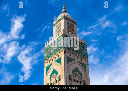 Vista della Moschea di Hassan II torre contro il cielo blu - la moschea di Hassan II o il Grande Mosquée Hassan II è una moschea di Casablanca, Marocco. Foto Stock