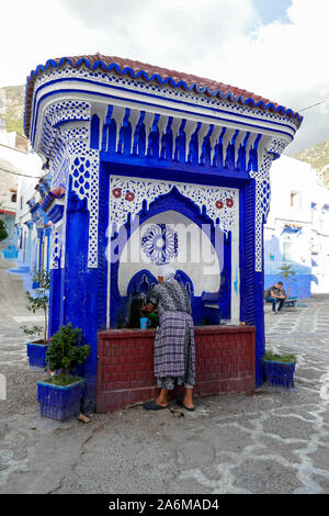 Fontana blu al quadrato a Chefchaouen in Marocco Foto Stock