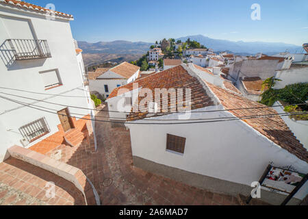 Dal punto di vista Piazza Verdiales alla fortezza moresca in Comares, Malga, Spagna. Villaggio bianco sulla collina denominata Axarquía balcone Foto Stock