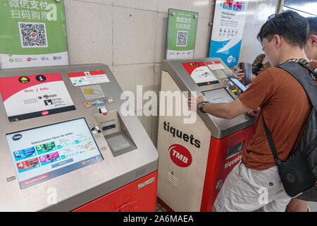 Barcellona Spagna,Catalonia Sagrada Familia,stazione della metropolitana,Transports Metropolitans de Barcelona,TMB,biglietti d'ingresso distributori automatici,codice QR,lingua cinese Foto Stock