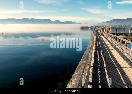 Una vista fantastica del Traunsee e lo skyline di Gmunden, OÖ, Austria Foto Stock