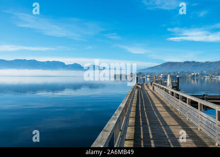 Una vista fantastica del Traunsee e lo skyline di Gmunden, OÖ, Austria Foto Stock