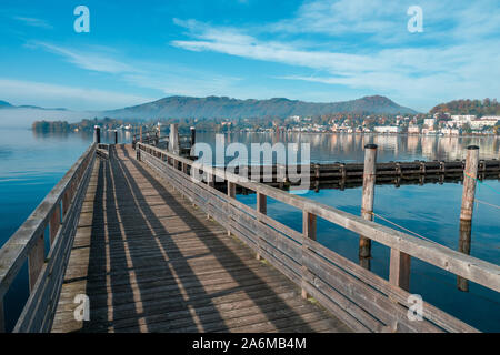 Una vista fantastica del Traunsee e lo skyline di Gmunden, OÖ, Austria Foto Stock