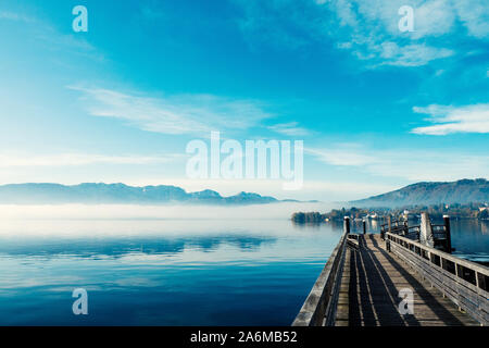 Una vista fantastica del Traunsee e lo skyline di Gmunden, OÖ, Austria Foto Stock