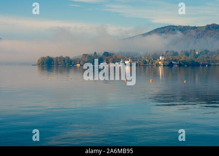 Una vista fantastica del Traunsee e lo skyline di Gmunden, OÖ, Austria, riflettendo sulla superficie dell'acqua Foto Stock