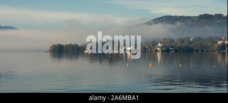 Una vista fantastica del Traunsee e lo skyline di Gmunden, OÖ, Austria, riflettendo sulla superficie dell'acqua Foto Stock