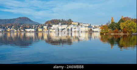 Una vista fantastica del Traunsee e lo skyline di Gmunden, OÖ, Austria, riflettendo sulla superficie dell'acqua Foto Stock