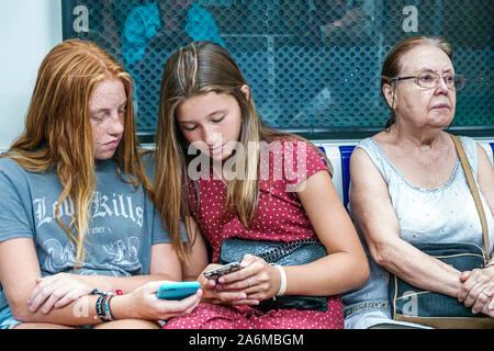 Barcellona Spagna,Catalonia Autoritat del Transport Metropolita ATM,Metro,treno interno,donna,ragazza,teen,amici,studenti,passeggero penduter,ciclista,hai rosso Foto Stock