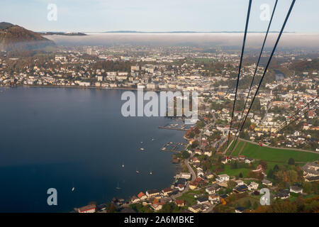 Vista di Gmunden e il Traunsee dal cavo Grünberg auto a Gmunden, OÖ, Austria, in una giornata di sole in autunno Foto Stock