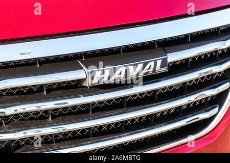 Samara, Russia - 26 Ottobre 2019: Vista dettagliata del logo Haval sulla vettura. Cinese produttore di automobili Foto Stock