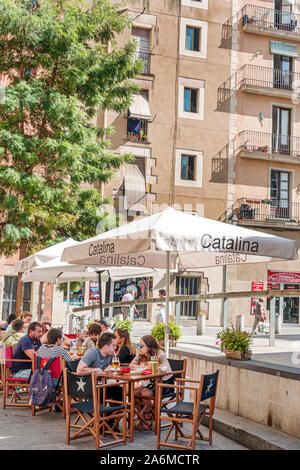 Barcellona Spagna, Catalonia Ciutat Vella, centro storico, Plaza de Joan Capri, piazza pubblica, Catalina Cafe, ristorante, tavoli all'aperto, al fresco, ombra umbr Foto Stock