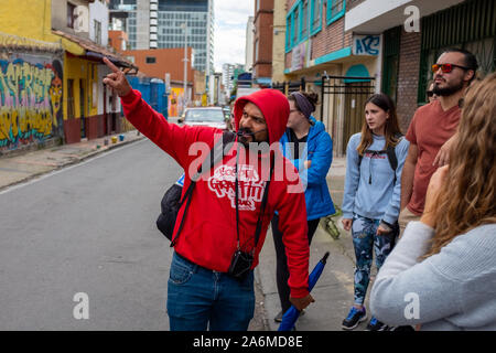 Bogota, Cundinamarca / Colombia, 8 agosto 2019: Graffiti Guida turistica per le strade di Bogotá, spiegare la cultura colombiana, la pace, l'esclusività, il rispetto, Foto Stock