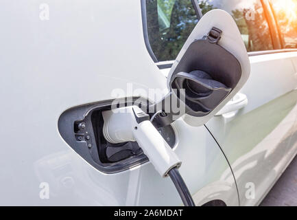 Auto elettrica ricarica della batteria dal caricabatteria elettrico Foto Stock