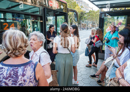 Barcellona Spagna,Catalogna Catalunya,Eixample,Passeig de Gracia,autobus,mezzi pubblici,Trasporti Metropolitans de Barcelona,TMB,fermata,rifugio,passen Foto Stock