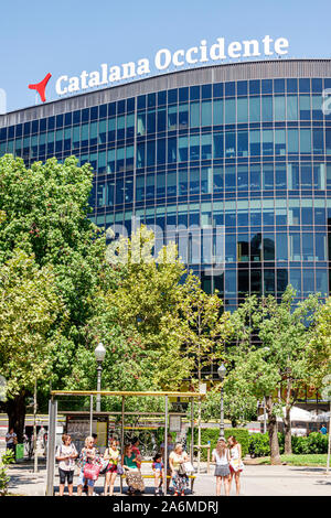 Barcellona Spagna,Catalonia Les Corts,Avinguda Diagonal,Assegurances Catalana Occidentent,sede aziendale,edificio,esterno,fermata autobus,rifugio,donna,ragazza,wa Foto Stock