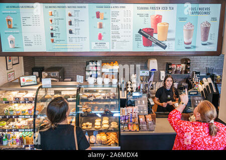 Barcellona Spagna,Catalonia Plaza de Francesc Macia,Starbucks,caffetteria,caffetteria,caffe' artigianale,banco,menu,tè ghiacciato Teavana,frappuc Foto Stock