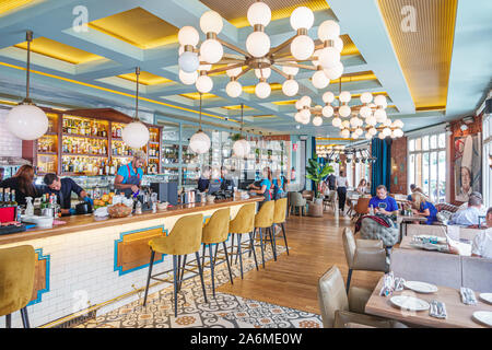 Barcellona Spagna, Catalonia Avinguda Diagonal, Europa Cafe, ristorante, interno, negozio di bagel, ristorante, bancone, bar, sgabelli da barman, uomo, donna, cameriere, barista Foto Stock