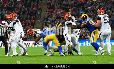 Londra, Regno Unito. Il 27 ottobre 2019. Bengals Quarterback, Andy Dalton (14) è saccheggiato durante la partita di NFL Cincinnati Bengals v Los Angeles Rams allo Stadio di Wembley, gioco 3 di questo anno la NFL Giochi di Londra. Credito: Stephen Chung / Alamy Live News Foto Stock