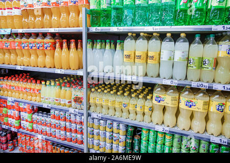 Barcellona Spagna,Catalonia Les Corts,l'illa Diagonal,centro commerciale,Caprabo,supermercato,shopping,interno,bibite,bibite,Fanta,lattine,bottiglie di plastica,disp Foto Stock