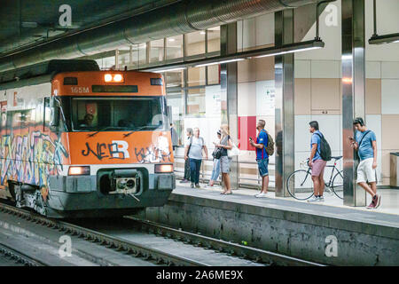 Barcellona Spagna,Catalonia Sants-Montjuic,Barcellona - Stazione ferroviaria Sants,all'interno,binario,piattaforma,treno,uomo,donna,passeggeri pendolari,ES19095500 Foto Stock