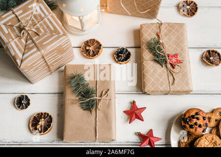 Avvolto giftboxes, decorativi fette di limone, stelle rosse, Lanterna e i cookie Foto Stock