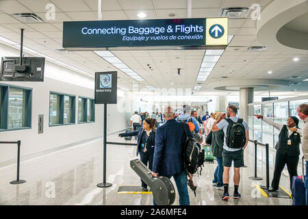 Georgia,Atlanta,Hartsfield-Jackson Atlanta International Airport,terminal,Inside,indicazioni stradali,Stati Uniti Protezione doganale e di frontiera CBP, sacco di collegamento Foto Stock