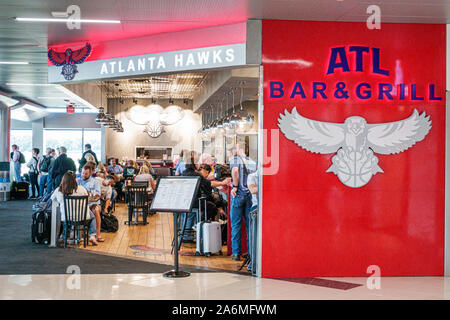 Georgia, Atlanta, Hartsfield-Jackson Atlanta International Airport, terminal, all'interno, ATL Bar & Grill, ristorante, tema squadra sportiva, sala da pranzo, tavoli, uomo, donna Foto Stock