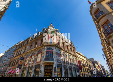 Città del Messico, Messico-12 Aprile 2019: Città del Messico strade nel centro storico vicino piazza Zocalo al tramonto Foto Stock