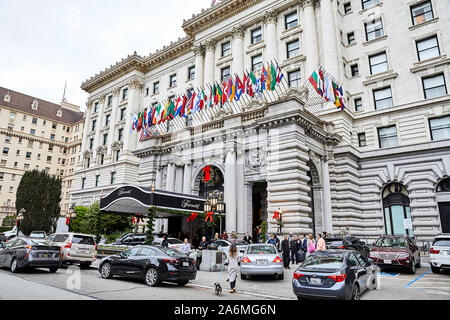 San Francisco, California, Stati Uniti d'America - 15 dicembre 2018: Natale per i turisti e viaggiatori presso la trafficata Fairmont Hotel Foto Stock