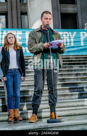 I giovani canadesi carta file querela contro il governo federale per contribuire ai cambiamenti climatici pericolosi, Vancouver, British Columbia, Canada Foto Stock