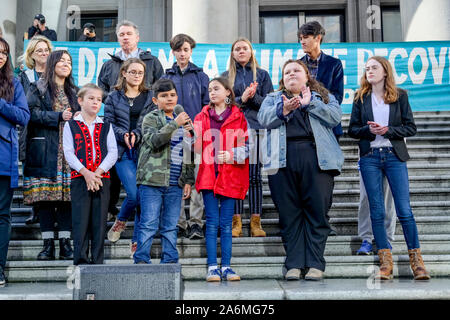 I giovani canadesi carta file querela contro il governo federale per contribuire ai cambiamenti climatici pericolosi, Vancouver, British Columbia, Canada Foto Stock