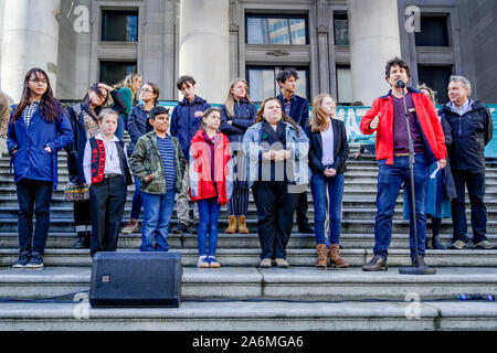 I giovani canadesi carta file querela contro il governo federale per contribuire ai cambiamenti climatici pericolosi, Vancouver, British Columbia, Canada Foto Stock