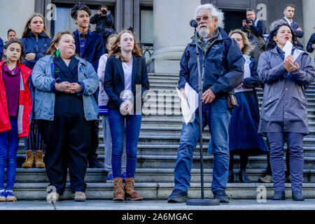 I giovani canadesi carta file querela contro il governo federale per contribuire ai cambiamenti climatici pericolosi, Vancouver, British Columbia, Canada Foto Stock