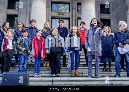 I giovani canadesi carta file querela contro il governo federale per contribuire ai cambiamenti climatici pericolosi, Vancouver, British Columbia, Canada Foto Stock