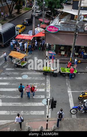 Medellín, Antioquia /Colombia, 28 Gennaio 2019: ambulanti, Passerbies, motocicli e Taxi a La strada commerciale vicino alla stazione di Santa Lucía su Foto Stock