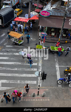 Medellín, Antioquia /Colombia, 28 Gennaio 2019: ambulanti, Passerbies, motocicli e Taxi a La strada commerciale vicino alla stazione di Santa Lucía su Foto Stock