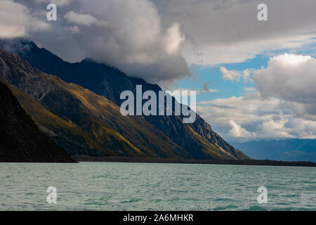 Bellissimo lago di montagna paesaggio con sole che splende sulla montagna Foto Stock