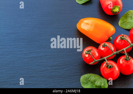 Verdure fresche dal di sopra con lo spazio negativo per testo e grafica. Foto Stock