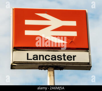 Lancaster Stazione ferroviaria segno, Lancaster, Lancashire, Inghilterra, Regno Unito. Foto Stock