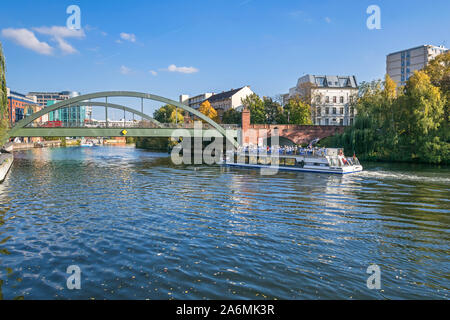 Berlino, Germania - 14 Ottobre 2019: rive del fiume Spree con una gita in barca e Lessing bridge, arch road bridge. Vista da Bundesratufer in Foto Stock