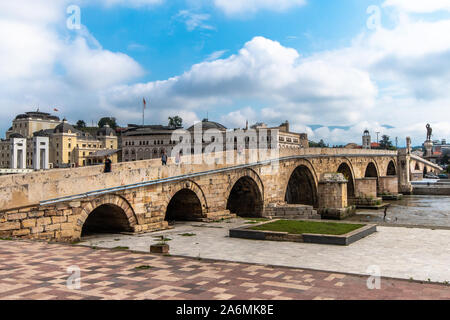 A nord del Macedone città capitale Skopje. Ottomano ponte in pietra e una statua. Foto Stock