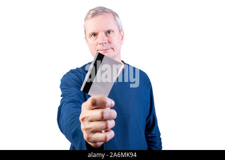 Un uomo anziano mostra una carta di credito. Isolato su uno sfondo bianco. Foto Stock