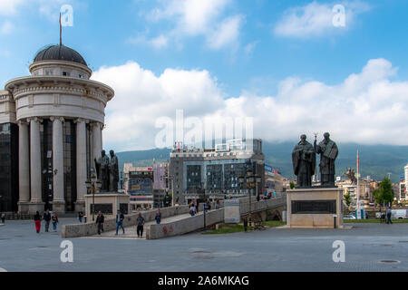 La piazza principale di Skopje, la capitale della Repubblica di Macedonia del nord. Foto Stock