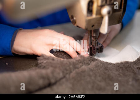 I dettagli di cucitura di pelliccia e cuoio. Produzione di calzature. Foto Stock