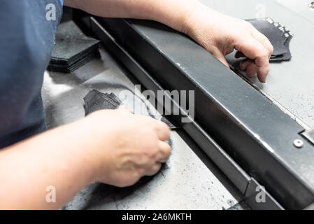 Abbassando i bordi delle parti. Produzione di calzature. Foto Stock