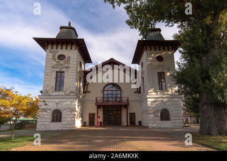 Teatro di Arena. Uno dei più antichi teatri a Bratislava, in Slovacchia. Esso è stato istituito nel 1828 sulla riva destra del Danubio. Foto Stock