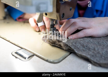 I dettagli di cucitura di pelliccia e cuoio. Produzione di calzature. Foto Stock