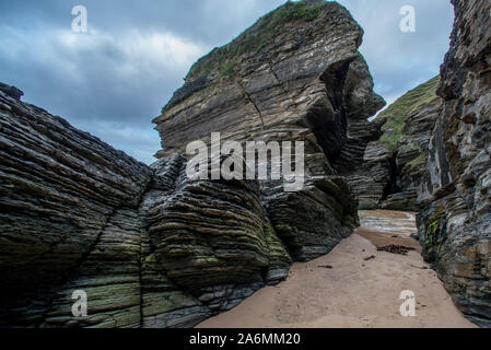 Grotta di Strathy spiaggia di Sutherland, SCOZIA Foto Stock